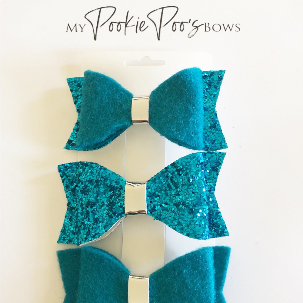 Set of 3 hair clips.